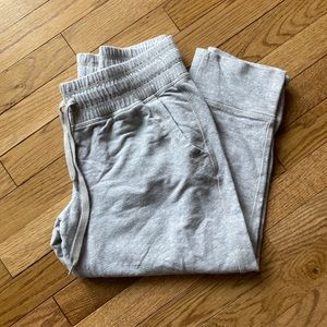 Adorable gray stretchy workout capri joggers